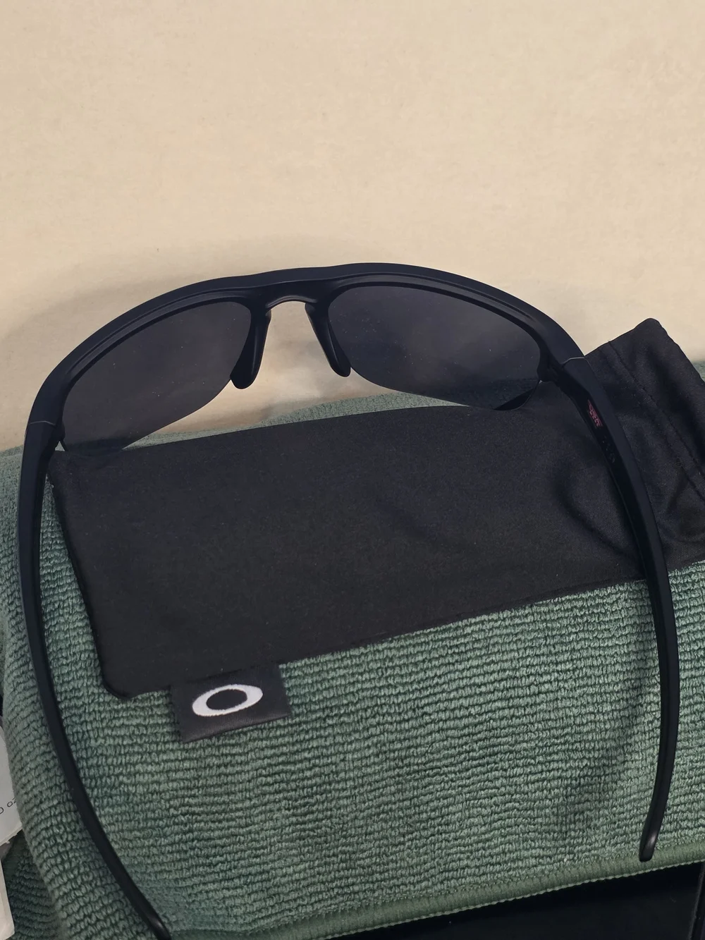 Oakley oakley oo9413‑0165 black wrap sunglasses – new without tags  unworn
